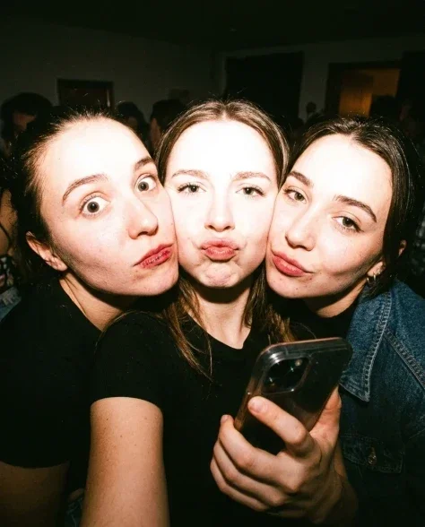 Vintage Flash Indoor Party Group Selfie 3
