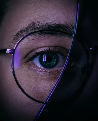 Minimalist Cinematic Neon Portrait 6 — Nano Banana AI Prompt: Background is smooth midnight black to rich violet gradient. Ultra-realistic det...