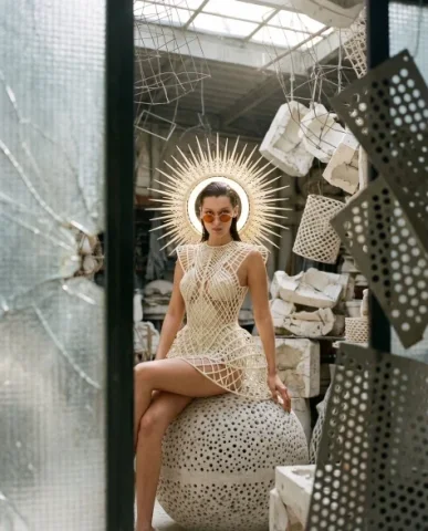 Surrealist Voyeur Fashion — Nano Banana 2 AI Prompt: {"vibe_title_en": "Surrealist Voyeur", "master_prompt": "A hyper-realistic, voye...