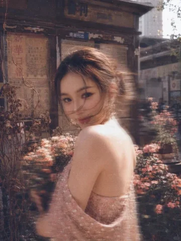 Vintage Film Girl Portrait Transformation — Nano Banana 2 AI Prompt: 以上传照片中的人物为原型，复古胶片摄影，明显的胶片颗粒感，真实光影，复古色调，富...