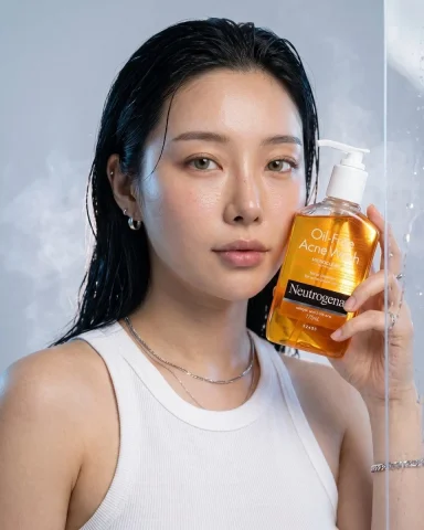 Luxury Skincare Product Advertisement — Nano Banana 2 AI Prompt: Ultra-realistic luxury skincare advertisement for Neutrogena Oil-Free Acne Wash,...