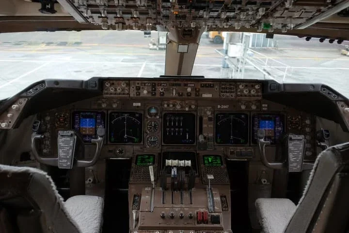Ultra-realistic Boeing 747 Cockpit