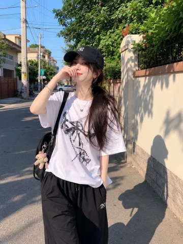 Social Media Post - Realistic Urban Smartphone Snapshot — Nano Banana 2 AI Prompt: Beautiful young Japanese girl with fair skin, soft natural makeup, and long dark...