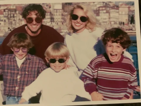 90s Portuguese Family Day in Porto — Midjourney v6 AI Prompt: make family photos with portugese features and style of clothing from the 90s. m...