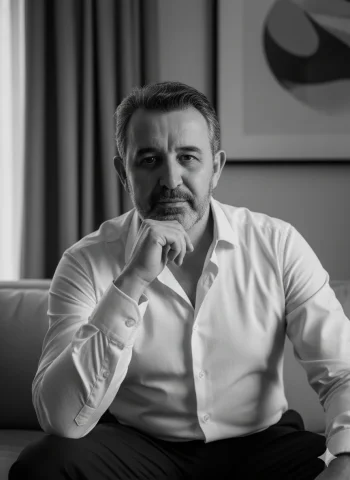 Prompt Principal (Positivos): Retrato Masculino Em Preto E Branco — Nano Banana Pro AI Prompt: Prompt principal (positivos): Retrato masculino em preto e branco, estilo edi...