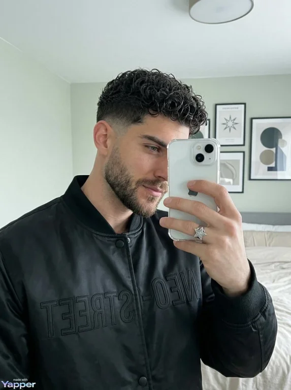Casual Cool: Modern Streetwear Mirror Selfie