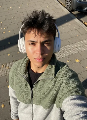 📱🍂 Editorial Theme: “Selfie De Outono — Realidade Em Alta” — Nano Banana Pro AI Prompt: 📱🍂 Editorial Theme: “Selfie de Outono — Realidade em Alta” 🎭 Conceito Um re...