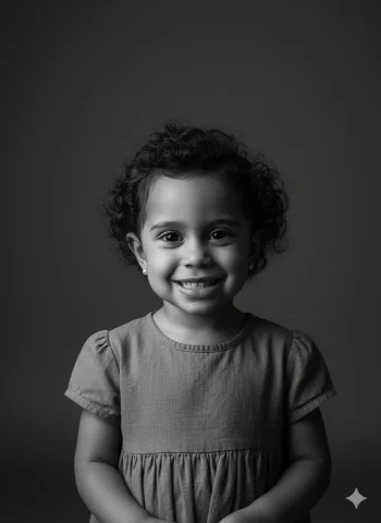Foto Hiper-Realista 8K Em Preto E Branco, Estúdio Minimalista Com — Nano Banana Pro AI Prompt: Foto hiper-realista 8K em preto e branco, estúdio minimalista com fundo cinza gr...