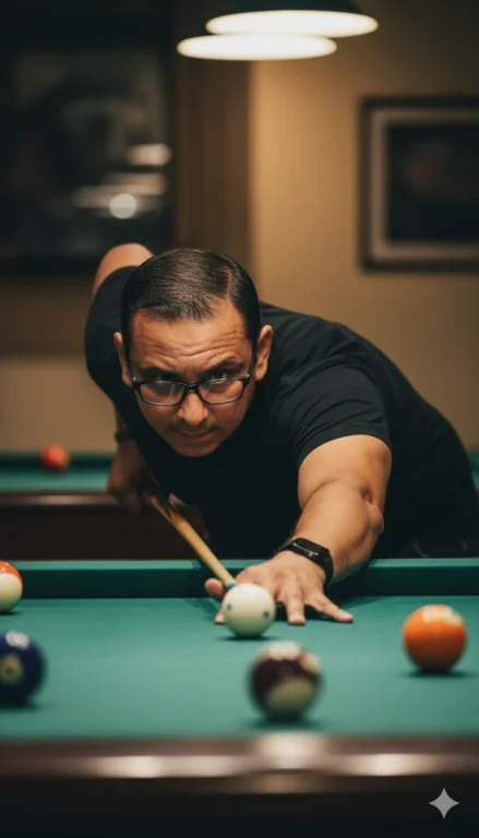 Retrato Cinematográfico Hiperrealista De Hombre Adjunto Jugando Billar, Capturado En