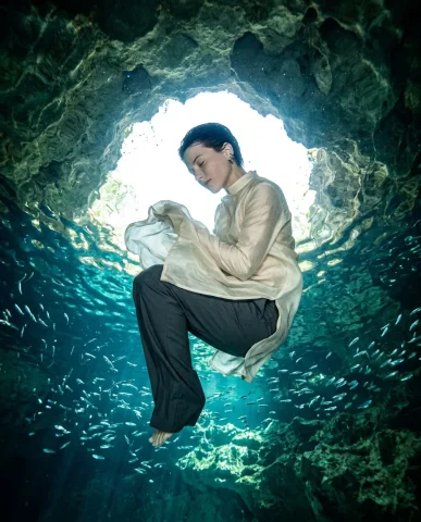 Underwater Surreal Fashion Editorial 3 — Nano Banana AI Prompt: Underwater fashion editorial in a warm emerald cenote. Three-quarter profile vie...