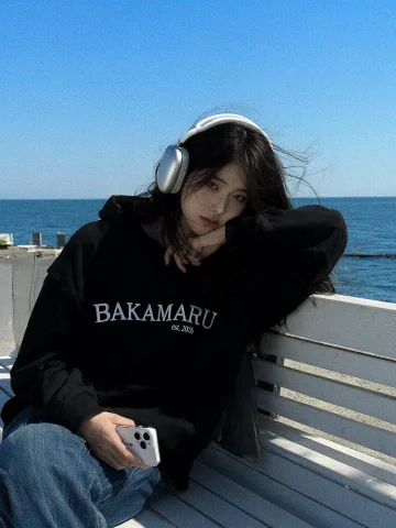 Bakamaru Est.2026airpods Maxiphone 17 Pro Iso Iso Jpeg — Stable Diffusion AI Prompt: 蓝天，大海，晴朗的九月天，靠近码头，一个日本女孩靠在海边的白色长椅上，她穿着黑色...