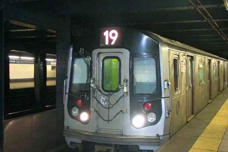 Mvc5000, Subway Train, 19 Number Plate Visible, Subway Stati...