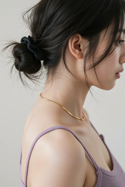 超写实真人摄影,年轻东亚女性,头部完全侧向画面右侧,仅露出后...