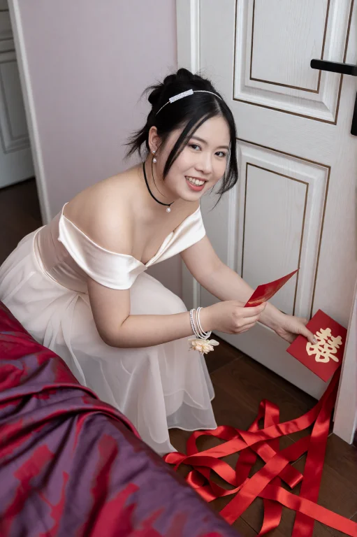 一幅在室内房间略微有些暗淡的散射光线下的婚礼花絮写实纪实摄影...