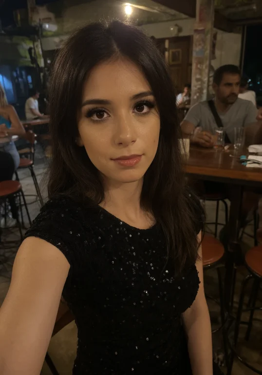 Mujer Hermosa Mexicana Sentada En Un Bar Nocturno, Vestido D...