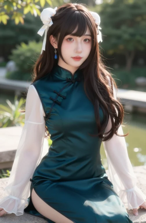 一位年轻美丽的东亚女子，拥有及腰的深棕色波浪长发，额前整齐刘...