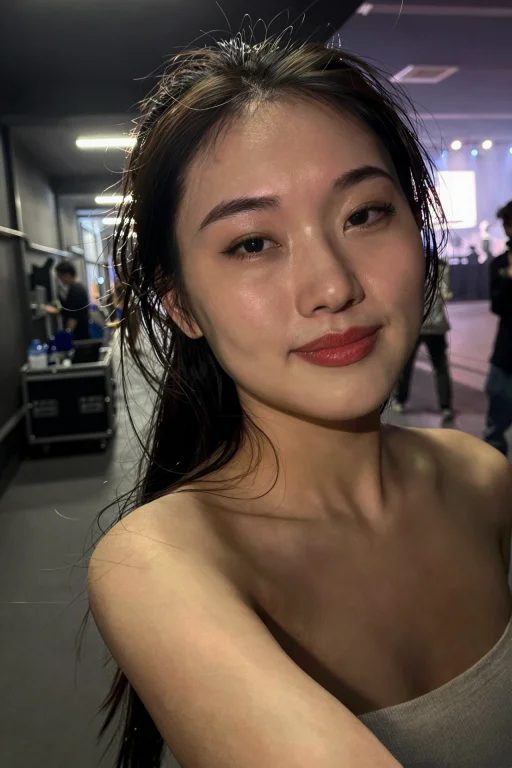 这是一张写实风格的3D渲染照片，画面主体为一名年轻女性，她正坐...