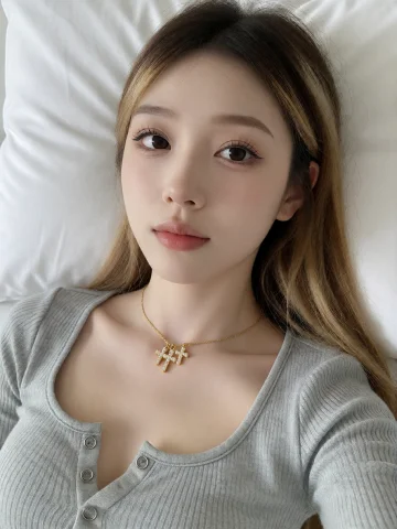 一位留着浅棕色直发（带有金色挑染）的亚裔女性仰卧在起皱的白色... — Stable Diffusion AI Prompt: 一位留着浅棕色直发（带有金色挑染）的亚裔女性仰卧在起皱的白色床上。她肤色白皙，眉...