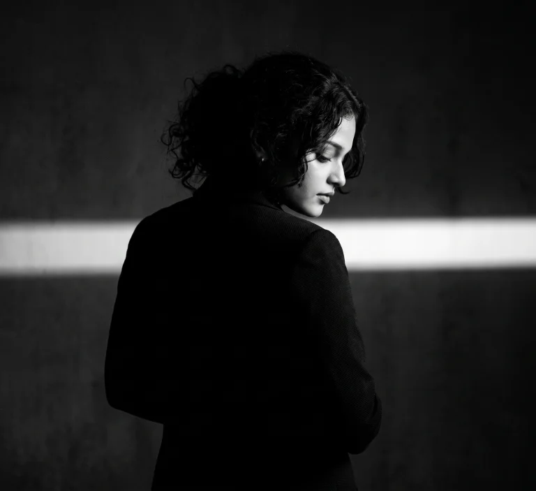 Dramatic Black and White Silhouette Portrait – Cinematic High-Contrast Fashion Editorial AI Prompt